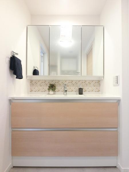 鏡裏収納に小物が収納できるので、カウンターをすっきり整理できます。 【内外観】洗面台・洗面所