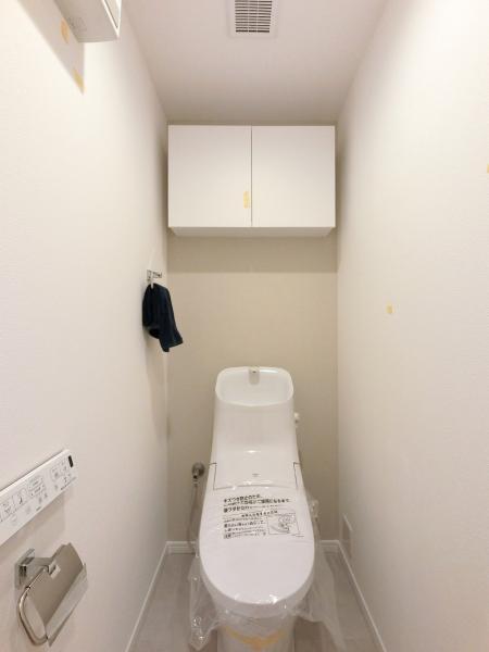 洗浄機能を標準完備、清潔な空間が印象的です。 【内外観】トイレ