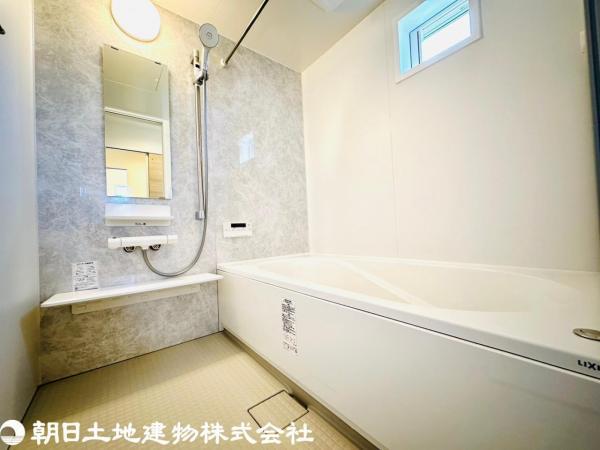 清潔感溢れるカラーと大きさ・柔らかな曲線で構成された半身浴も楽しめるバスタブが心地よさをもたらします。 【内外観】浴室