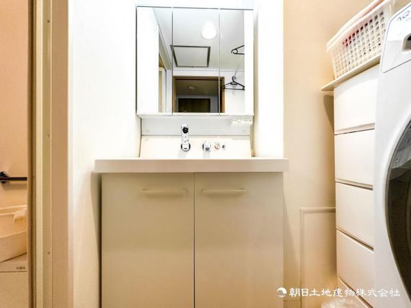 三面鏡裏には便利な収納があり、散らかりがちな洗面所もスッキリ 【内外観】洗面台・洗面所