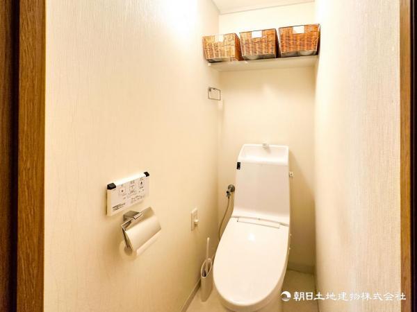 ゆとりをもったトイレの広さ、白ベースに清潔感ある空間です。 【内外観】トイレ