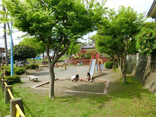【いずみ公園】　地域住民の目が届いており綺麗な公園です。 【周辺環境】公園