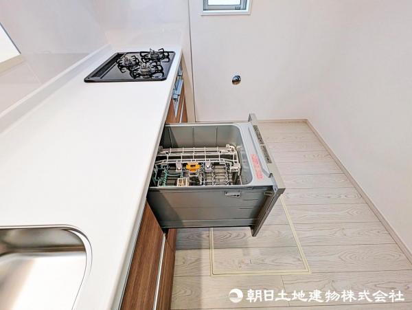 忙しい日々も、食洗器が手助け。食器をスマートに洗ってくれる便利なアイテムです。 【内外観】キッチン