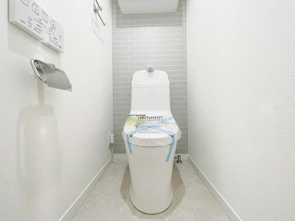 最新型のウォシュレット完備トイレ！においや汚れが付きにくいです！ 【内外観】トイレ