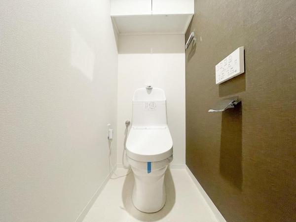 最新型のウォシュレット完備トイレ！においや汚れが付きにくいです 【内外観】トイレ