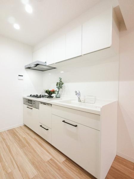 多彩でゆとりある収納設計が、快適なクッキングと美しいキッチン空間を演出します。 【内外観】キッチン