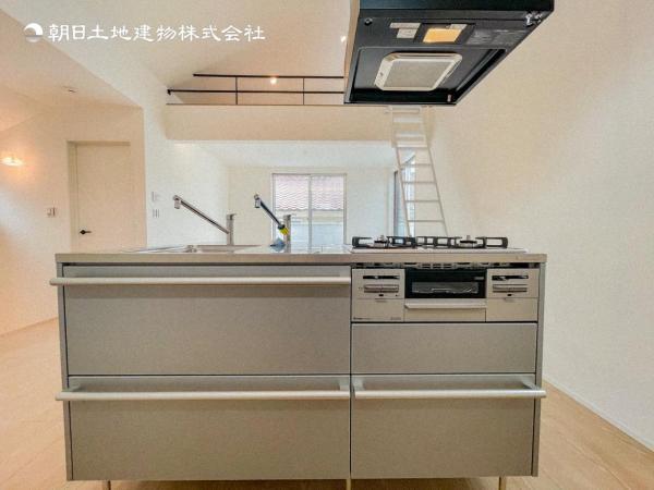 【キッチン】広く取られたキッチンスペースはとても便利です。　自由にレイアウトがカスタマイズできます。 【内外観】キッチン