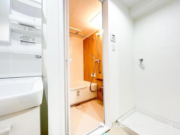 洗濯機置場には防水パンもついており階下の水漏れも安心です。 【内外観】浴室