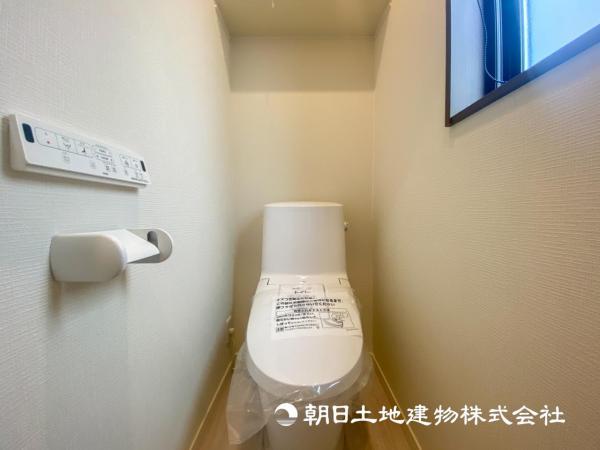 【トイレ】小さな空間だからこそ機能性のある快適なトイレは、清潔感をキープしお手入れしやすいよう作られています 【内外観】トイレ