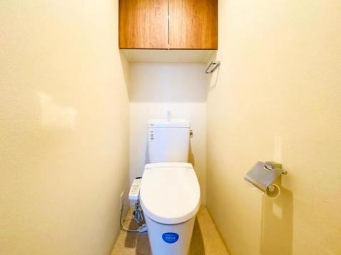 毎日使うトイレには快適な温水洗浄便座付！トイレットペーパー等のストックなども収納できます。 【内外観】トイレ