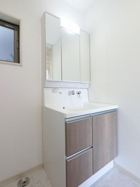 三面鏡タイプの洗面化粧台はコスメなどの収納ができ便利です。 【内外観】洗面台・洗面所