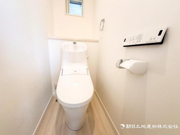 ◇◆【トイレ】◆◇ゆとりをもったトイレの広さ、白ベースに清潔感ある空間です。 【内外観】トイレ
