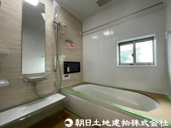 ゆとりある空間で快適にお使いいただけるバスルーム。 【内外観】浴室
