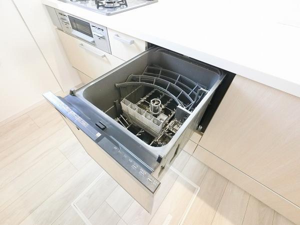 食器洗い乾燥機はスイッチひとつで洗浄から乾燥まで自動で行い、家事の負担を減らすと共に、節水にも貢献します。 【内外観】キッチン