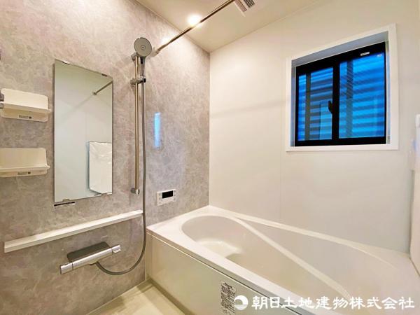 ダンな浴室が、くつろぎと清潔感を同時に提供します。 【内外観】浴室