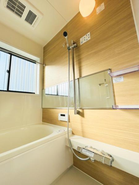 ・落ち着きのあるツートンの壁色やストレートタイプの浴槽、換気乾燥暖房機など快適なバスタイムを満喫できる仕様 【内外観】浴室