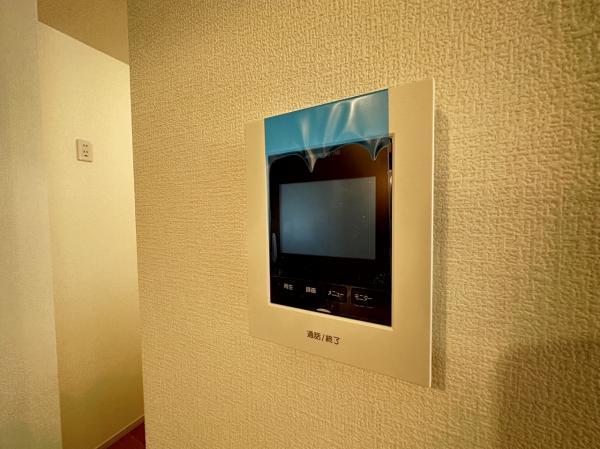 小さなテレビ画面のようなモニターが付いており、訪問者をすぐ確認することができます。 【設備】その他設備