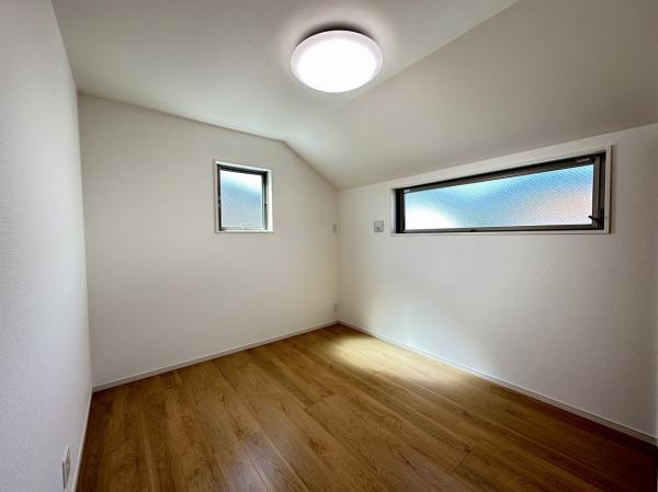 収納もあり、明るいお部屋は寝室に最適です。 【内外観】リビング以外の居室