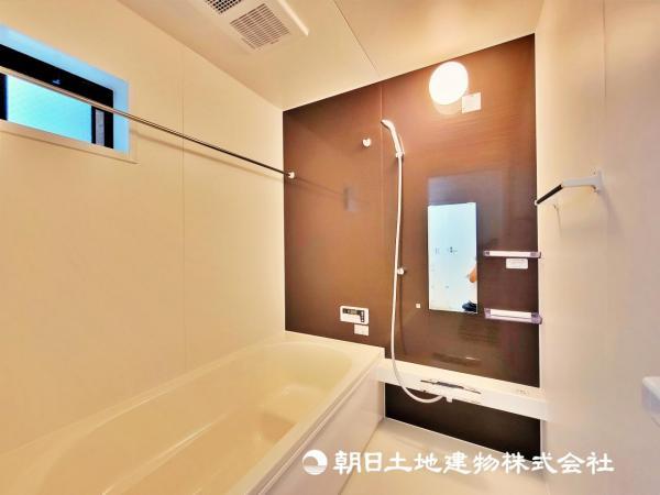 洗面台は使い勝手が良く、朝の準備をスムーズにサポートします。 【内外観】浴室
