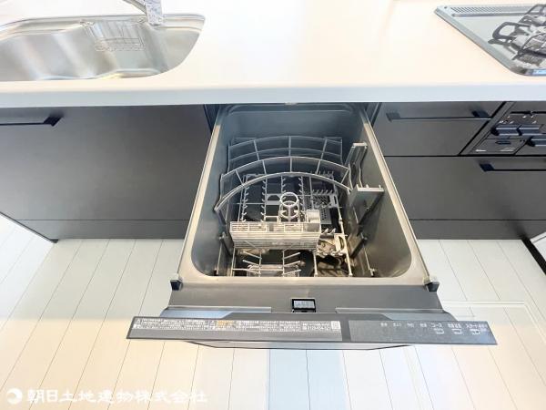 家事を助けてくれる食器洗浄機。洗った食器の水切りスペースにも使用でき、キッチン周りをスッキリさせます。 【内外観】キッチン