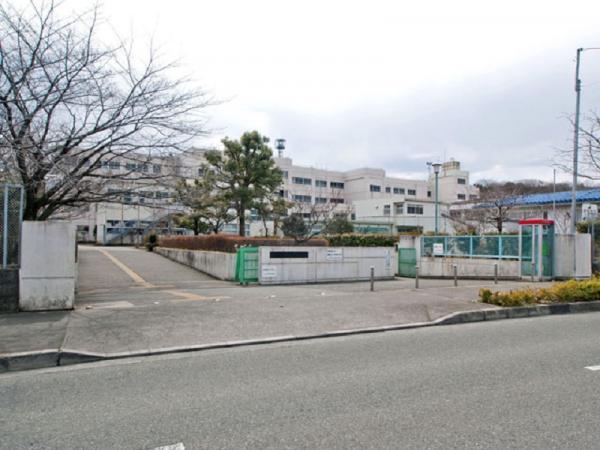 小山田中学校まで約940mです。 【周辺環境】中学校