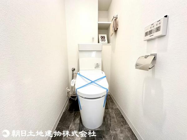 白を基調とした室内は、明るい住空間を造り出すだけでなく、清潔感をもたらしてくれます 【内外観】トイレ