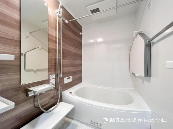 【浴室】快適な使い心地とゆとりある空間が1日の疲れを解きほぐすバスルーム。空間も浴槽もゆったりのびのび使えます 【内外観】浴室