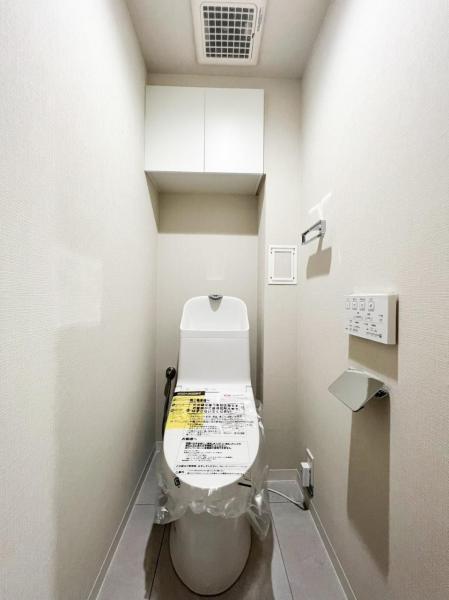 【トイレ】温水洗浄便座付トイレです。毎日使う場所だから、より快適な空間に仕上げられています。 【内外観】トイレ