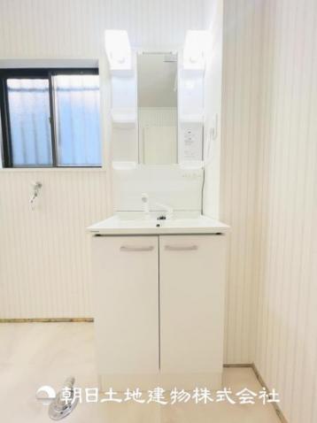 【洗面化粧台】中央には鏡、両サイドには収納スペースがございます♪ 【内外観】洗面台・洗面所