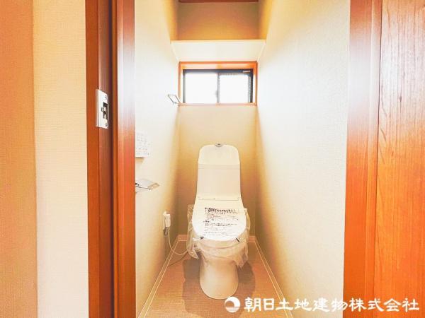 汚れがつきにくく落ちやすい、洗浄力に優れた洗浄機能付トイレ。(2階) 【内外観】トイレ