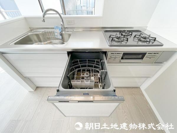キッチンスペースは食洗器も付いておりますので日々の家事の負担を軽減してくれます！ 【内外観】洗面台・洗面所