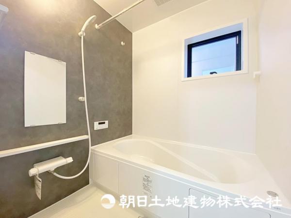 モダンな浴室が、くつろぎと清潔感を同時に提供します。 【内外観】浴室