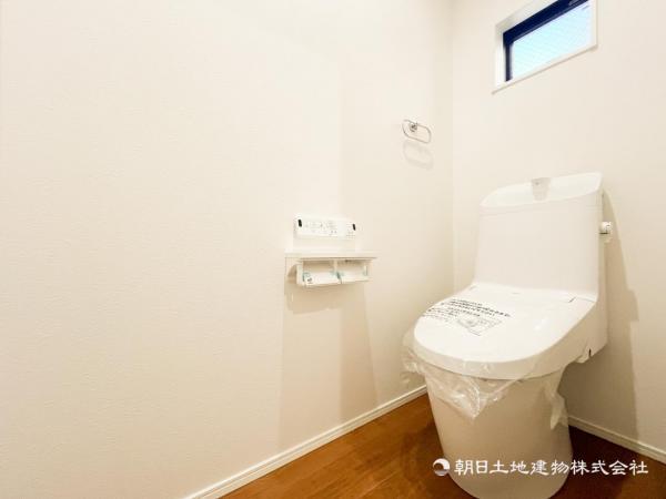【トイレ】温水洗浄便座を使用することで肌を守れるのはメリットです。 【内外観】トイレ