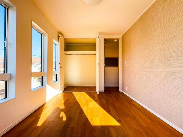 各室収納スペースでお部屋を広く利用できます。 【内外観】リビング以外の居室