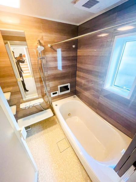 1坪以上の浴室。足を伸ばしてゆったりバスタイム。浴室TV・セミオートバス・浴室乾燥機付です。 【内外観】浴室