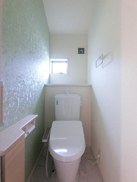 2階トイレも、洗浄機能を完備。清潔な空間の印象です。 【内外観】トイレ