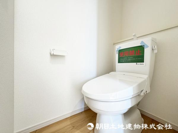 ＜トイレ＞１階２階ウォッシュレット付きトイレです。 【内外観】トイレ