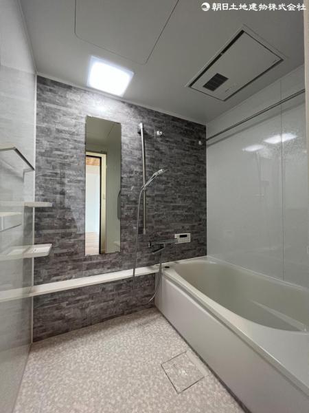浴室はほっカラリ床を採用。滑りにくくお掃除もラクチン。 【内外観】浴室