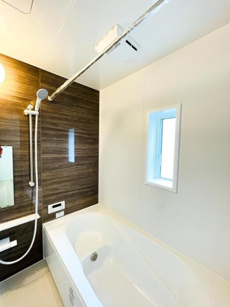 【一坪タイプの広々浴室】一坪タイプの浴室は、足を延ばし、仰向けにくつろいで入浴出来ます。換気乾燥暖房機付きです 【内外観】浴室