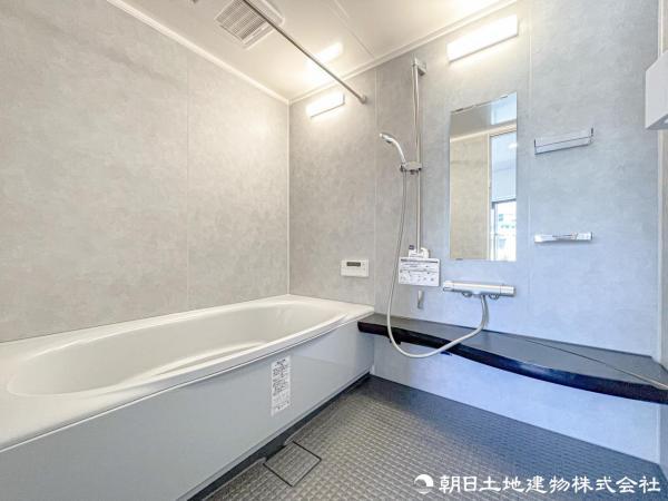 【浴室】使いやすい最新システムバスににリフォーム済みです。ご入居時から気持ちよくお使いいただけます。 【内外観】浴室