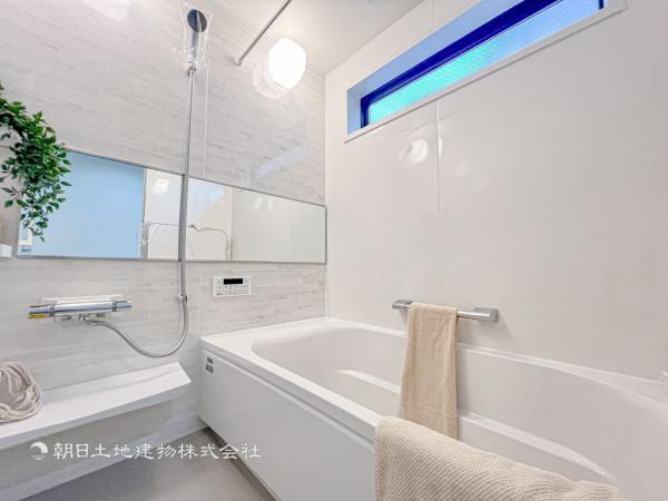 【浴室】ゆったりと寛げる広々バスで足を伸ばしてリラックス。　最新のユニットバスは設備も充実です。 【内外観】洗面台・洗面所