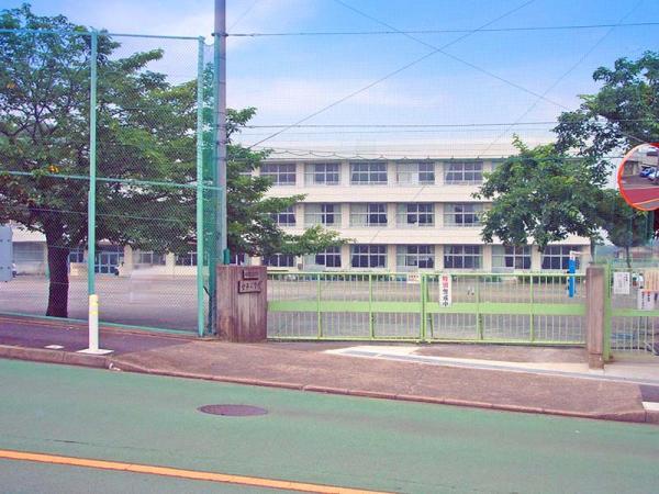 金井小学校まで約1700ｍ 【周辺環境】小学校