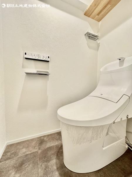 無駄な装飾がなく、お手入れのしやすいデザインを採用。上部棚標準装備でトイレットペーパーも置くことができます。 【内外観】トイレ