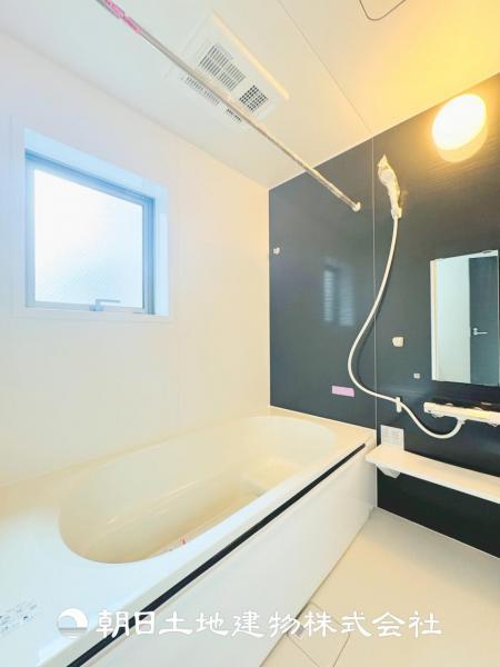 【ユニットバス】１坪のタイプの浴槽はご家族でもお一人でもくつろげる広さとなっており浴室乾燥機は花粉や梅雨時期に大活躍です！！ 【内外観】浴室