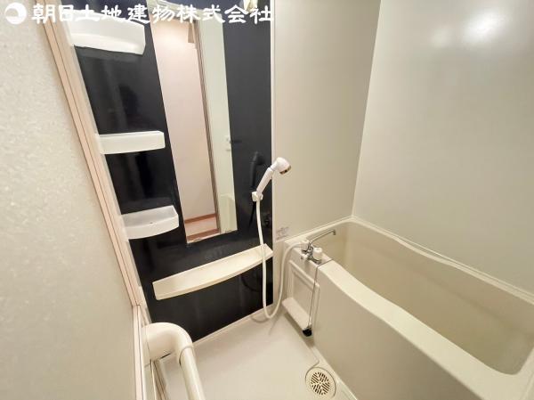 清潔感溢れるカラーと柔らかな曲線で構成された半身浴も楽しめるバスタブが心地よさをもたらします。 【内外観】浴室