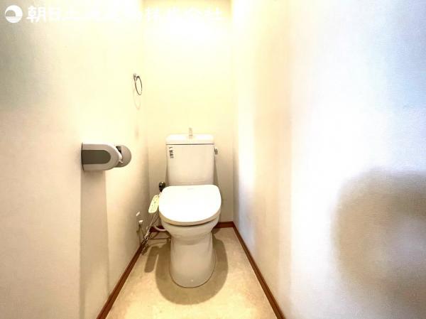 白を基調とした室内は、明るい住空間を造り出すだけでなく、清潔感をもたらしてくれます。 【内外観】トイレ