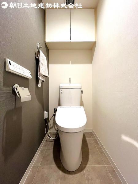 温水洗浄便座も新規リフォーム済で快適にお使いいただけます。 【内外観】トイレ