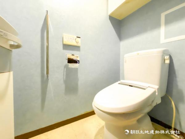 来訪客にも嬉しいトイレは手洗い器付き！清潔感のあるトレイスペースです！ 【内外観】トイレ