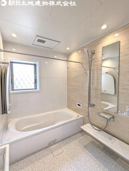 窓付きで白を基調とした浴室がリラックス空間を提供します 【内外観】浴室