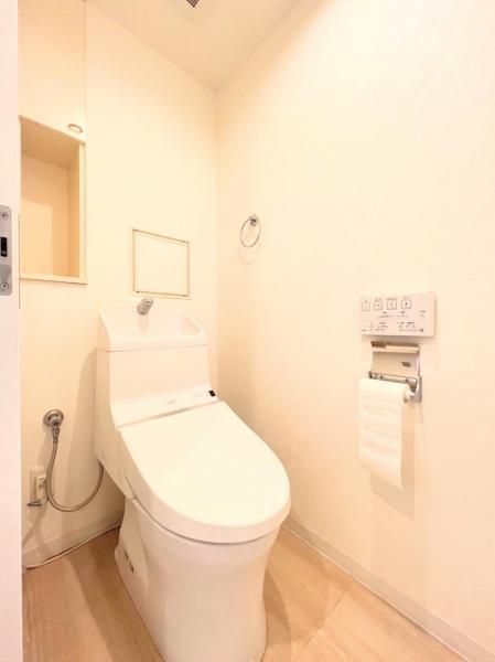 【トイレ】清潔感のある白を基調とした落ち着ける空間 【内外観】トイレ